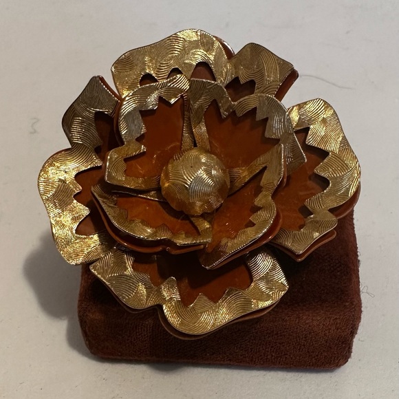 Signed flower brooch - Picture 2 of 3